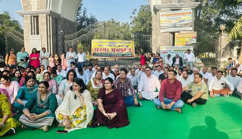 Sonipat में महिला विश्वविद्यालय के गेट पर कर्मचारियों ने एक घंटे तक धरना दिया Sonipat में महिला विश्वविद्यालय के गेट पर कर्मचारियों ने एक घंटे तक धरना दिया