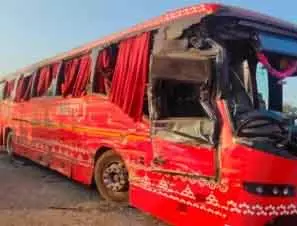 ढेंकनाल में ट्रक ने ओएसआरटीसी बस को टक्कर मारी, चार घायल ढेंकनाल में ट्रक ने ओएसआरटीसी बस को टक्कर मारी, चार घायल