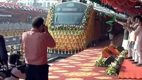 MP : प्रधानमंत्री नरेंद्र मोदी ने खजुराहो-बनारस वंदे भारत ट्रेन को हरी झंडी दिखाई MP : प्रधानमंत्री नरेंद्र मोदी ने खजुराहो-बनारस वंदे भारत ट्रेन को हरी झंडी दिखाई