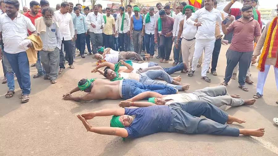 गन्ने का दाम ₹3500 प्रति टन तय करने की मांग: किसानों का विरोध प्रदर्शन गन्ने का दाम ₹3500 प्रति टन तय करने की मांग: किसानों का विरोध प्रदर्शन