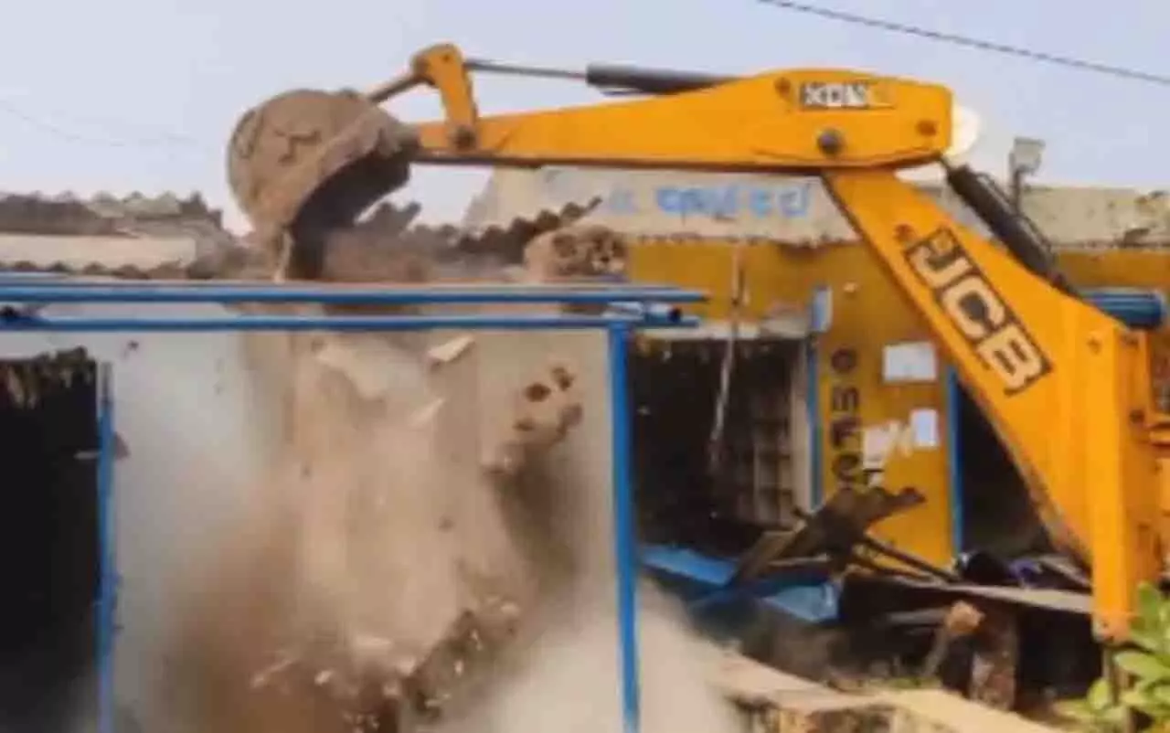 Bhubaneswar: हत्या आरोपी की व्यावसायिक इकाई ध्वस्त Bhubaneswar: हत्या आरोपी की व्यावसायिक इकाई ध्वस्त