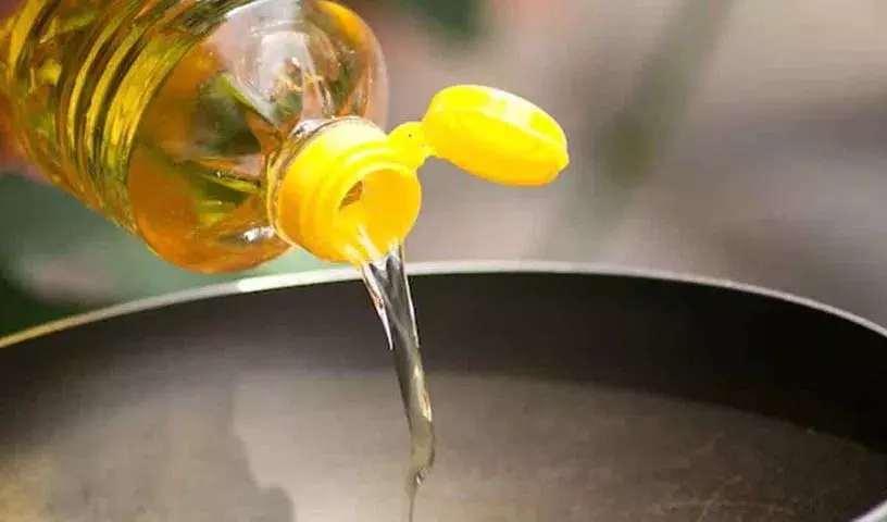 आप रोज़ाना खाना पकाने के लिए किस तरह का तेल इस्तेमाल करते हैं? कौन सा तेल इस्तेमाल करना बेहतर है? आप रोज़ाना खाना पकाने के लिए किस तरह का तेल इस्तेमाल करते हैं? कौन सा तेल इस्तेमाल करना बेहतर है?