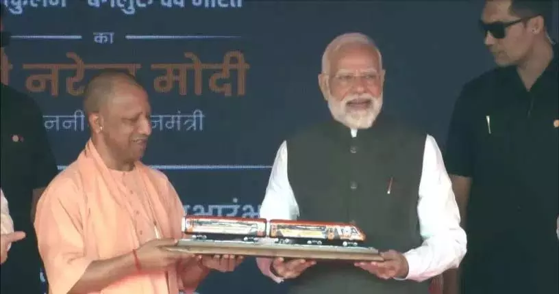 Vande Bharat: प्रधानमंत्री मोदी ने 4 नई वंदे भारत ट्रेनों को हरी झंडी दिखाई Vande Bharat: प्रधानमंत्री मोदी ने 4 नई वंदे भारत ट्रेनों को हरी झंडी दिखाई