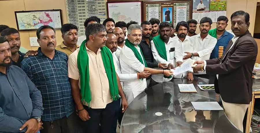 Bull Festival : बैल मालिकों और प्रशंसकों ने शर्तों में ढील देने की मांग की Bull Festival : बैल मालिकों और प्रशंसकों ने शर्तों में ढील देने की मांग की