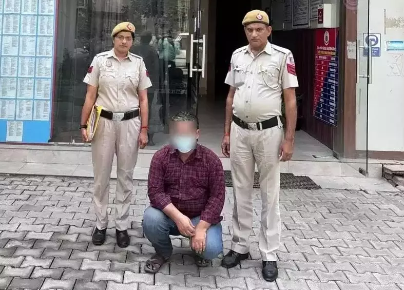 New Delhi: साइबर अपराधियों पर कार्रवाई, ऑनलाइन उत्पीड़न का आरोपी गिरफ्तार New Delhi: साइबर अपराधियों पर कार्रवाई, ऑनलाइन उत्पीड़न का आरोपी गिरफ्तार