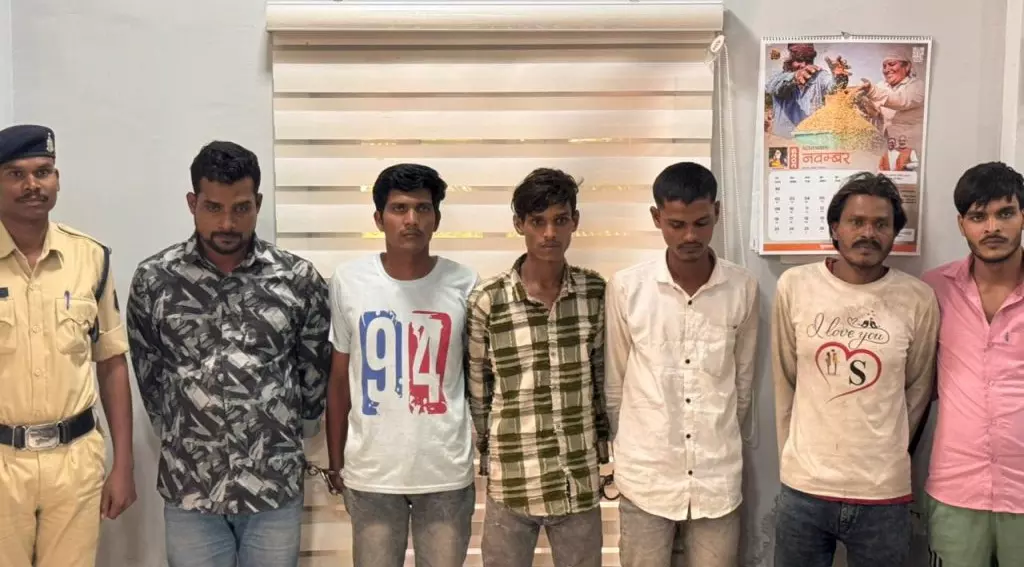 गुजरात की नशीली कैप्सूल को बेच रहे थे छत्तीसगढ़ में, पकड़े गए 7 युवक गुजरात की नशीली कैप्सूल को बेच रहे थे छत्तीसगढ़ में, पकड़े गए 7 युवक