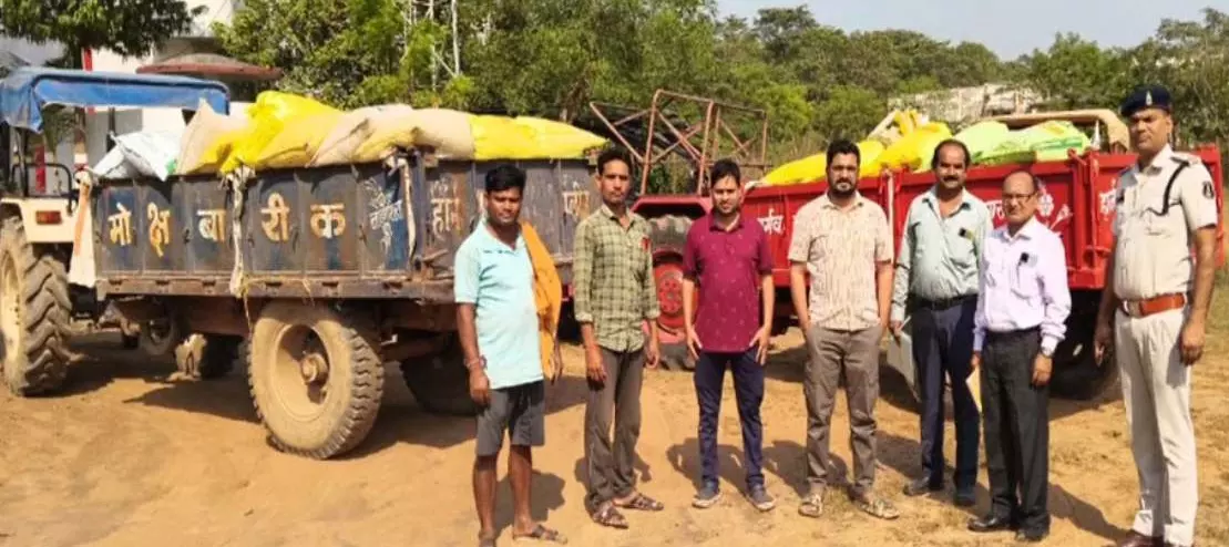 धान लोड 2 ट्रैक्टर को तहसीलदार ने किया जब्त, अवैध परिवहन नाकाम धान लोड 2 ट्रैक्टर को तहसीलदार ने किया जब्त, अवैध परिवहन नाकाम