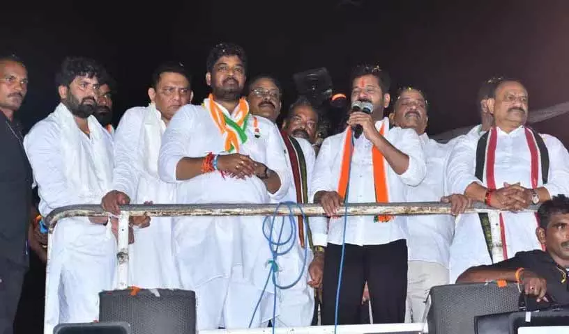 जुबली हिल्स में कांग्रेस द्वारा BRS पर निशाना साधने के बाद छह गारंटियां पीछे छूट गईं जुबली हिल्स में कांग्रेस द्वारा BRS पर निशाना साधने के बाद छह गारंटियां पीछे छूट गईं