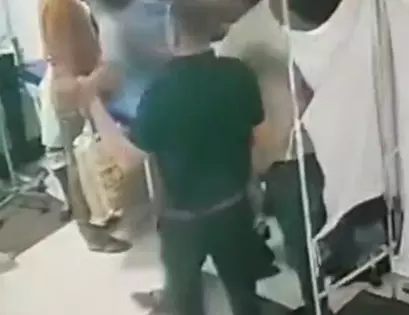 Mumbai के कूपर अस्पताल में मरीज के रिश्तेदारों ने डॉक्टरों पर हमला किया Mumbai के कूपर अस्पताल में मरीज के रिश्तेदारों ने डॉक्टरों पर हमला किया