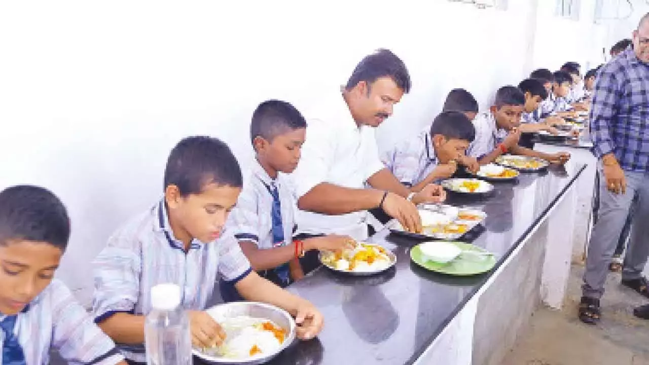 Telangana: बाढ़ प्रभावित छात्रों के बीच नोटबुक और स्कूल बैग वितरित किए गए Telangana: बाढ़ प्रभावित छात्रों के बीच नोटबुक और स्कूल बैग वितरित किए गए
