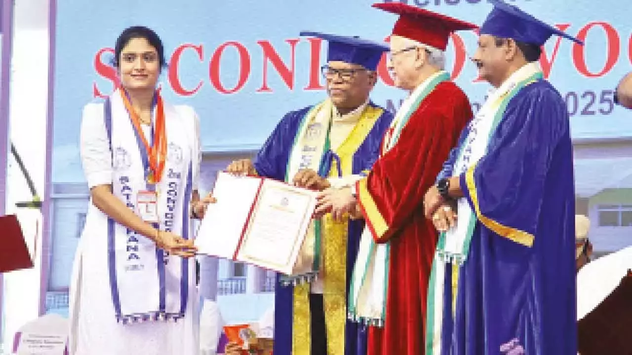 Telangana: 161 छात्रों को स्वर्ण पदक प्रदान किए गए; 25 को पीएचडी की उपाधि प्रदान की गई Telangana: 161 छात्रों को स्वर्ण पदक प्रदान किए गए; 25 को पीएचडी की उपाधि प्रदान की गई
