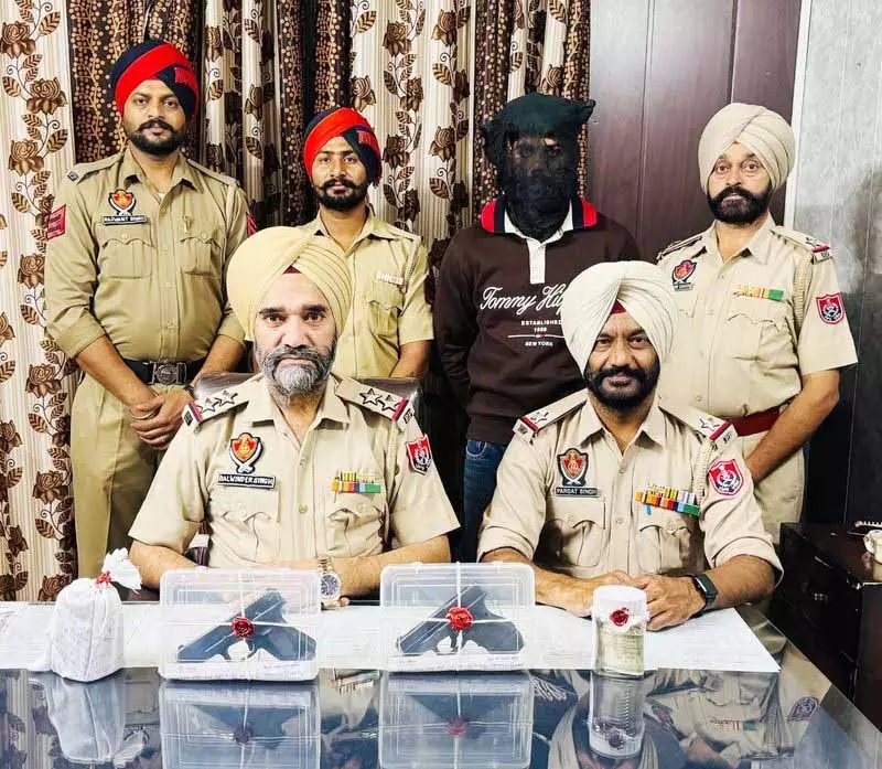 Amritsar: 201 ग्राम हेरोइन और पिस्तौल के साथ तस्कर गिरफ्तार Amritsar: 201 ग्राम हेरोइन और पिस्तौल के साथ तस्कर गिरफ्तार