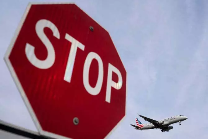 अमेरिका में सरकारी शटडाउन का असर: Airlines को फ्लाइट कटौती और यात्रियों को बढ़ती परेशानी अमेरिका में सरकारी शटडाउन का असर: Airlines को फ्लाइट कटौती और यात्रियों को बढ़ती परेशानी