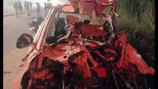 Shamli में कार के खड़े ट्रक से टकराने से चार दोस्तों की मौत Shamli में कार के खड़े ट्रक से टकराने से चार दोस्तों की मौत