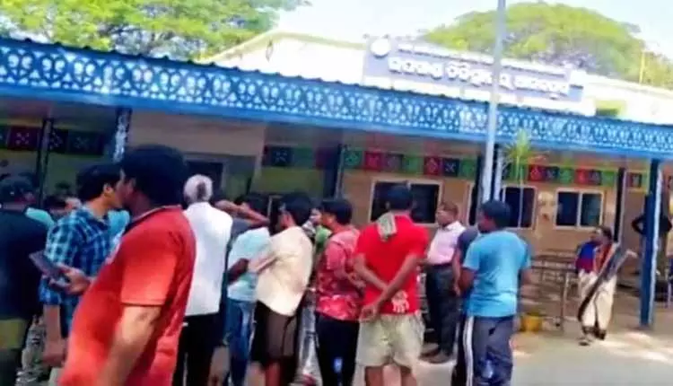 Keonjhar में तेज रफ्तार कार की चपेट में आने से दो महिला कॉलेज की छात्राओं की मौत Keonjhar में तेज रफ्तार कार की चपेट में आने से दो महिला कॉलेज की छात्राओं की मौत