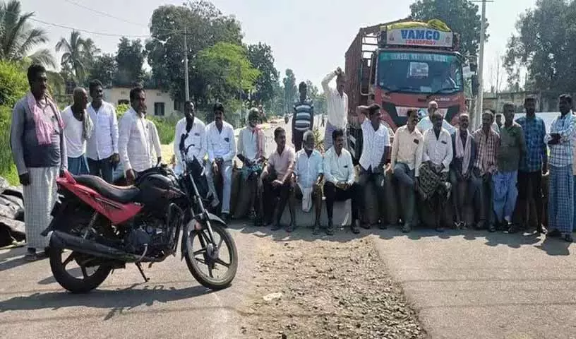 Veenavanka में रुकी हुई धान की तौल को लेकर किसानों ने रास्ता रोको प्रदर्शन किया Veenavanka में रुकी हुई धान की तौल को लेकर किसानों ने रास्ता रोको प्रदर्शन किया