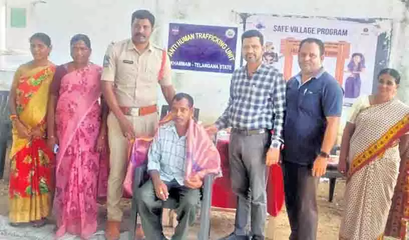 Khammam: ऑटो चालक ने 20 छात्रों की परीक्षा फीस भरी Khammam: ऑटो चालक ने 20 छात्रों की परीक्षा फीस भरी