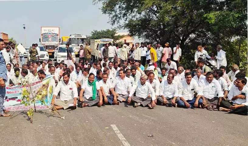 राष्ट्रीय राजमार्ग पर कपास किसानों के आंदोलन से यातायात में भारी व्यवधान राष्ट्रीय राजमार्ग पर कपास किसानों के आंदोलन से यातायात में भारी व्यवधान