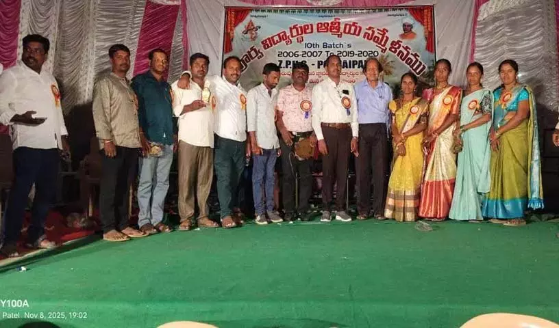 Pindapalli जिला परिषद के पूर्व छात्र पुनर्मिलन समारोह.. 17 साल बाद मिले दोस्त Pindapalli जिला परिषद के पूर्व छात्र पुनर्मिलन समारोह.. 17 साल बाद मिले दोस्त