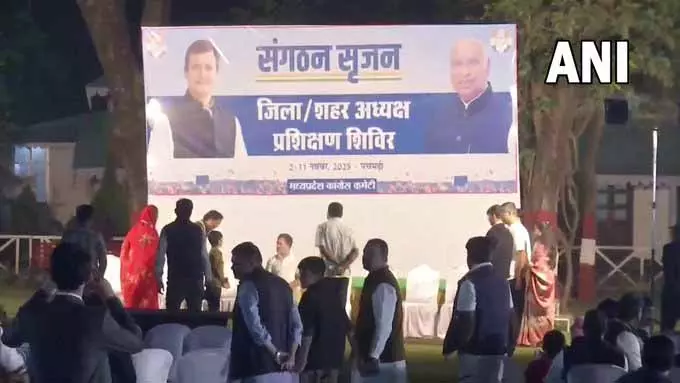राहुल गांधी ने पचमढ़ी में कांग्रेस नेताओं के परिजनों से की मुलाकात राहुल गांधी ने पचमढ़ी में कांग्रेस नेताओं के परिजनों से की मुलाकात