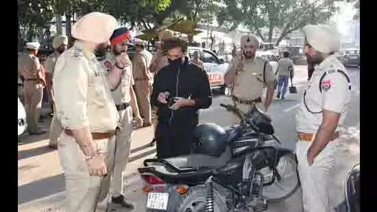 Ludhiana: यातायात उल्लंघन के लिए 600 वाहन चालकों का चालान Ludhiana: यातायात उल्लंघन के लिए 600 वाहन चालकों का चालान