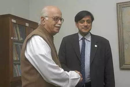 शशि थरूर ने लालकृष्ण आडवाणी को बताया सच्चा राजनेता, जन्मदिन की दी बधाई शशि थरूर ने लालकृष्ण आडवाणी को बताया सच्चा राजनेता, जन्मदिन की दी बधाई