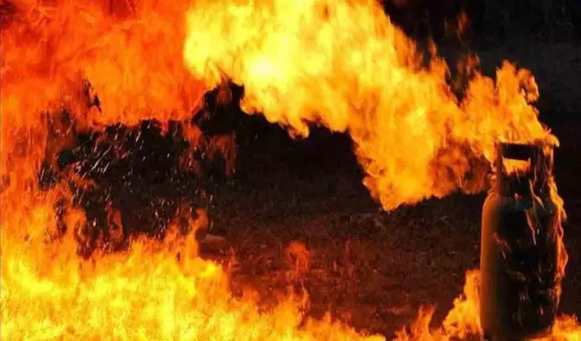 Hyderabad में गैस सिलेंडर विस्फोट में चार लोग घायल Hyderabad में गैस सिलेंडर विस्फोट में चार लोग घायल