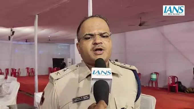कटक में मरम्मत के दौरान इमारत की बालकनी गिरने से पांच लोग फंसे कटक में मरम्मत के दौरान इमारत की बालकनी गिरने से पांच लोग फंसे