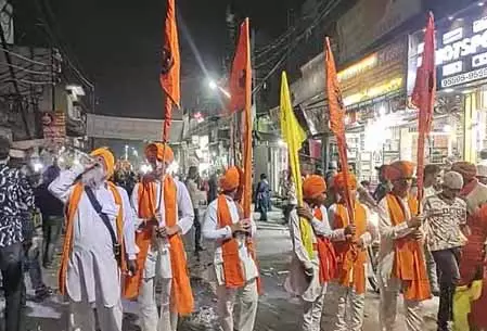 गुरु नानक देव के 556वें प्रकाश पर्व पर निकाली शोभायात्रा गुरु नानक देव के 556वें प्रकाश पर्व पर निकाली शोभायात्रा