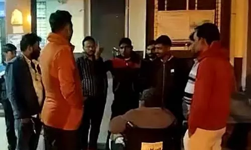 पुलिस अधिकारी ने कार से रौंदा, शिक्षक की मौत पुलिस अधिकारी ने कार से रौंदा, शिक्षक की मौत