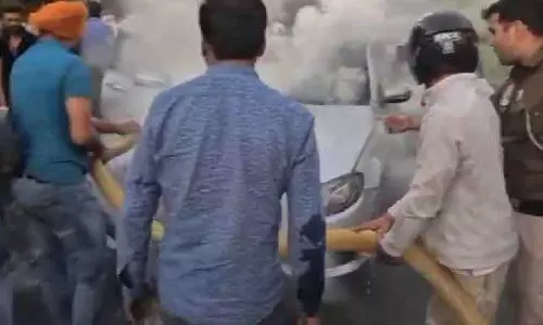 दिल्ली पुलिस ने जलती कार से महिला और बच्चे को बचाया दिल्ली पुलिस ने जलती कार से महिला और बच्चे को बचाया
