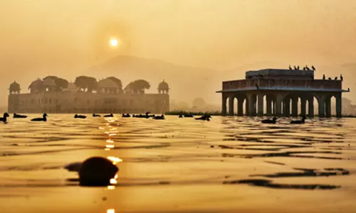 जानें सूर्य देव की कृपा पाने के लिए इस रविवार को क्या करें? गुड़ और तांबे के दान का विशेष महत्व