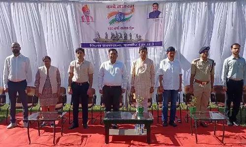 वंदे मातरम के 150 साल: BSF बैंड और कलापथक मंडली ने इंदौर में माहौल को देशभक्तिपूर्ण बना दिया वंदे मातरम के 150 साल: BSF बैंड और कलापथक मंडली ने इंदौर में माहौल को देशभक्तिपूर्ण बना दिया