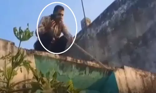 घर के दरवाजे पर पत्नी-बेटियां, अंदर से पति ने बरसाए पत्थर