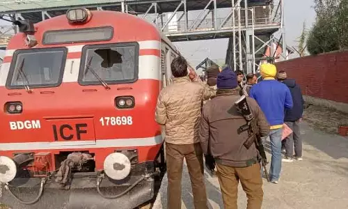 Anantnag चील से टकराई ट्रेन, पायलट घायल, यात्री सुरक्षित
