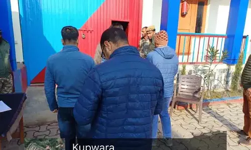 कश्मीर की जेलों में छापे मारे गए कश्मीर की जेलों में छापे मारे गए