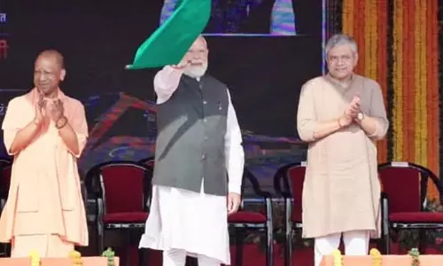 PM ने एर्नाकुलम-बैंगलोर सहित 4 वंदे भारत ट्रेनों का उद्घाटन किया PM ने एर्नाकुलम-बैंगलोर सहित 4 वंदे भारत ट्रेनों का उद्घाटन किया