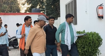 Mau: एंटी करप्शन टीम की रेड, दरोगा को रिश्वत लेते पकड़ा Mau: एंटी करप्शन टीम की रेड, दरोगा को रिश्वत लेते पकड़ा