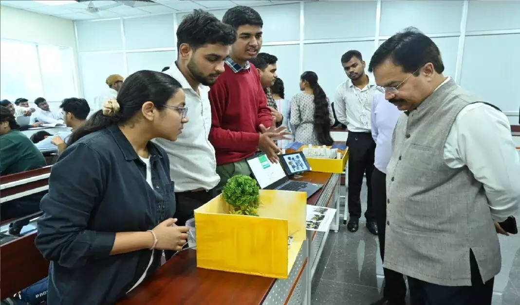 Lucknow: AKTU में छात्रों ने तकनीक से जोड़े समाजिक समस्याओं के समाधान Lucknow: AKTU में छात्रों ने तकनीक से जोड़े समाजिक समस्याओं के समाधान