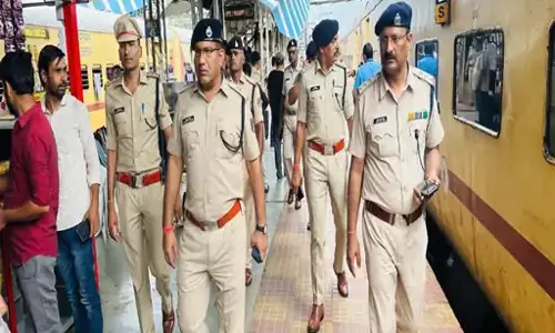 दुर्ग स्टेशन में बांग्लादेशी नागरिक गिरफ्तार दुर्ग स्टेशन में बांग्लादेशी नागरिक गिरफ्तार