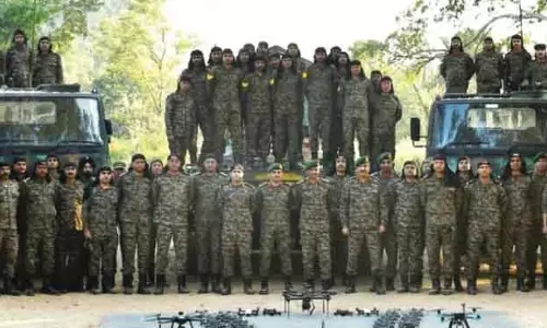 पश्चिमी सेना कमांडर ने जम्मू, सांबा, कठुआ में परिचालन तैयारियों की समीक्षा की पश्चिमी सेना कमांडर ने जम्मू, सांबा, कठुआ में परिचालन तैयारियों की समीक्षा की