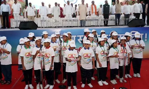 नवी मुंबई वंदे मातरम से गूंजा: पनवेल में 3,000 छात्रों ने देशभक्ति के 150 साल पूरे होने का जश्न मनाया नवी मुंबई वंदे मातरम से गूंजा: पनवेल में 3,000 छात्रों ने देशभक्ति के 150 साल पूरे होने का जश्न मनाया