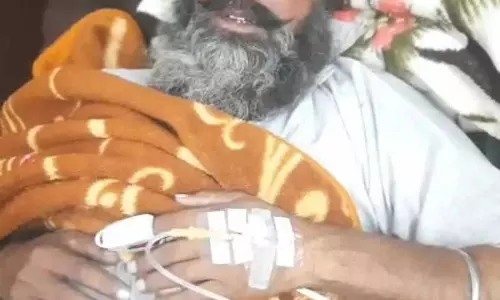 Sangrur में अधिकारियों के खेत में लगी आग के दौरे के दौरान किसान ने जहर खाया Sangrur में अधिकारियों के खेत में लगी आग के दौरे के दौरान किसान ने जहर खाया