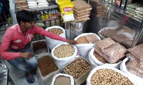 अफगानिस्तान और पाकिस्तान के बीच झड़पों से Amritsar के आयातकों की व्यापार उम्मीदें धूमिल अफगानिस्तान और पाकिस्तान के बीच झड़पों से Amritsar के आयातकों की व्यापार उम्मीदें धूमिल