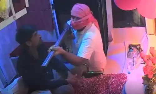 हवाई फायरिंग...बस को रोककर बंदूक की नोक पर लूट की कोशिश का LIVE मंजर हवाई फायरिंग...बस को रोककर बंदूक की नोक पर लूट की कोशिश का LIVE मंजर
