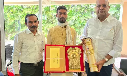 विधायक अजय चंद्राकर ने जैविक कृषक थानेंद्र साहू से भेंट कर बधाई दी