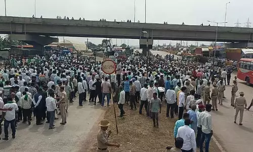 गन्ने की कीमत तय करना: किसानों का संघर्ष अराजकता में बदल गया
