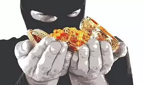 Karnataka : खिड़की में रखी चाबी का इस्तेमाल करके दरवाज़ा खोला और 120 ग्राम सोना चुरा लिया Karnataka : खिड़की में रखी चाबी का इस्तेमाल करके दरवाज़ा खोला और 120 ग्राम सोना चुरा लिया