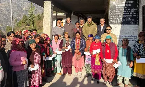 ओल्ड कॉटनियंस ने Kullu में आपदा प्रभावित परिवारों को 6.4 लाख रुपये की सहायता दी