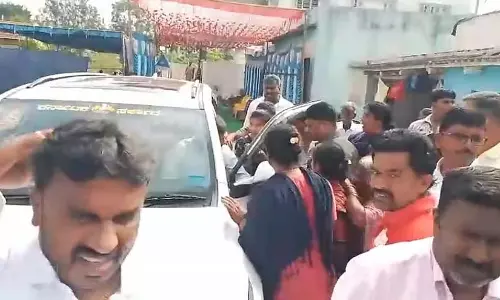 Karnataka : ग्रामीणों ने विधायक बालकृष्ण को घेर लिया